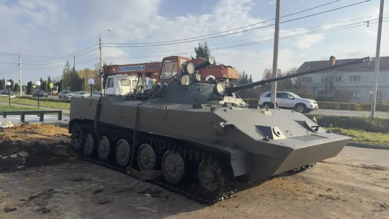 В Нарышкино устанавливают памятник воинам-десантникам
