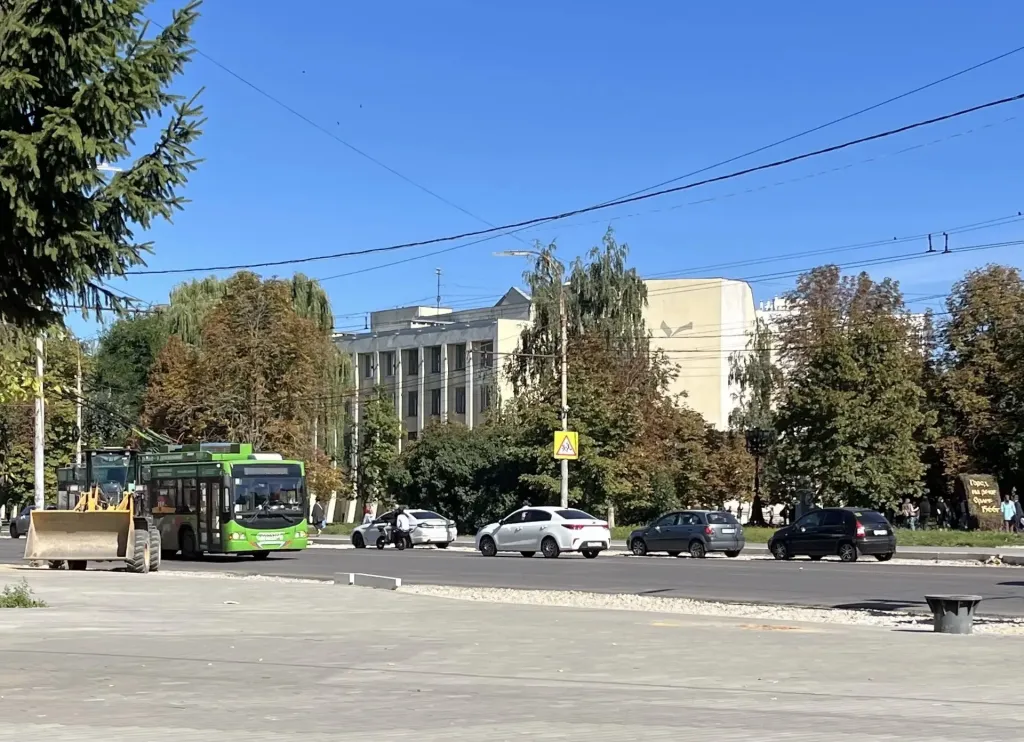 На Комсомольской снесут старые опоры — часть операторов не сняла провода