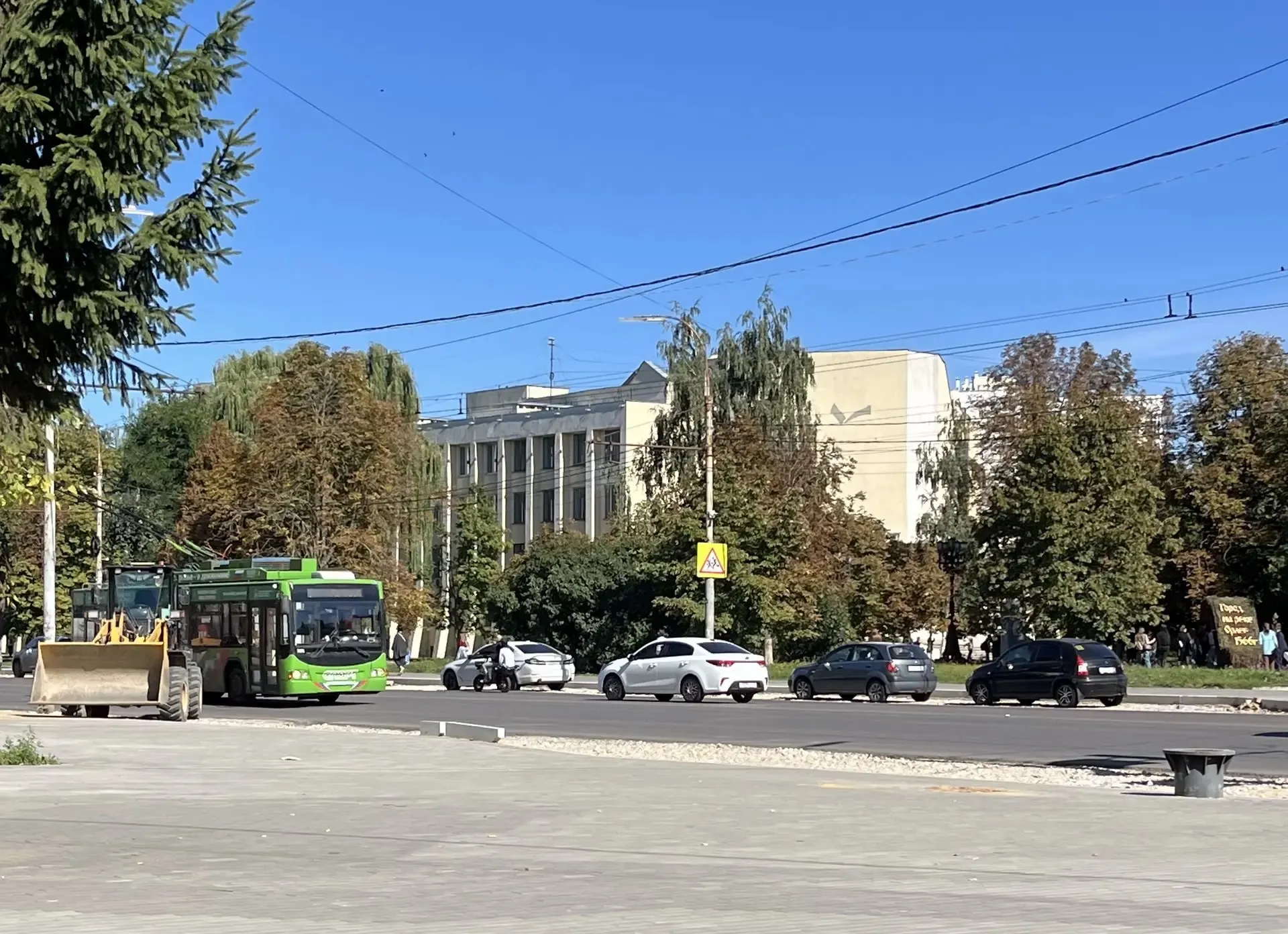 На Комсомольской снесут старые опоры — часть операторов не сняла провода