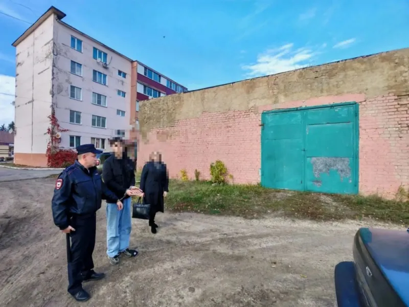 В Орловской области задержали курьера мошенников при передаче 1,3 млн
