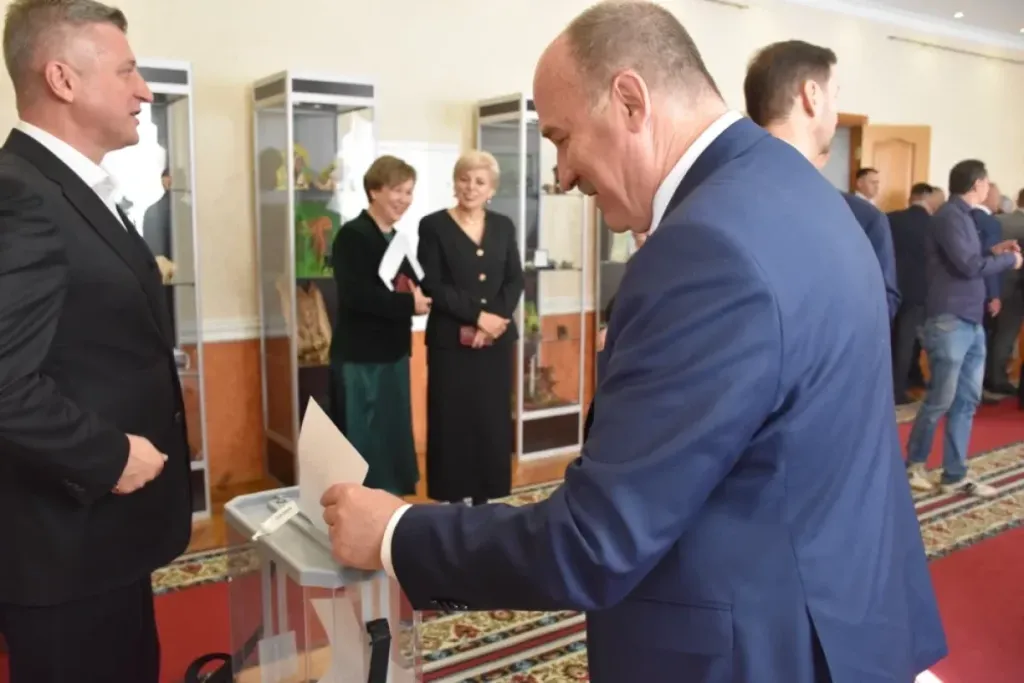 У спикера орловского парламента 13 заместителей