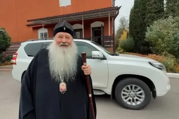 Митрополия Орловской области передала автомобили на СВО