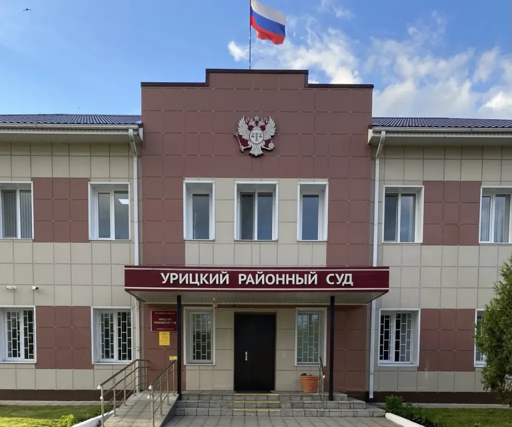 Суд обязал орловца вывезти более 20 собак с участка