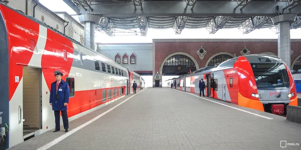 РЖД оштрафовали на 100 тысяч рублей за мусор у переезда в Орле